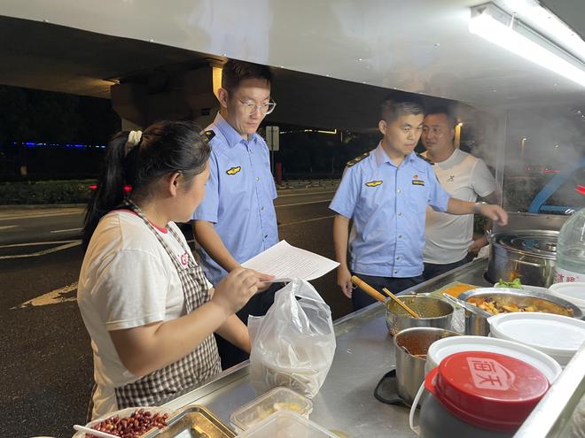 枫桥分局实地走访流动摊贩，守护“烟火气”下的食品安全