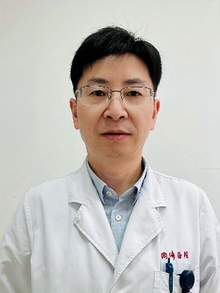 8月15日，上海市同济医院神经内科专家何育生到太原市人民医院晋源院区出诊
