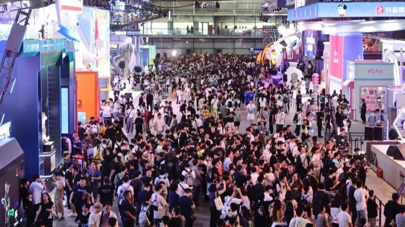 人潮汹涌！地铁大客流不断，现场体验或需排队4小时，上海最火的盛会来了，附攻略