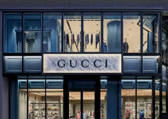 奢侈品卖不动了？Gucci上半年断崖式下跌：营收同比下降26%至30亿欧元，连续6个季度销量下滑！上半年全球关店18家