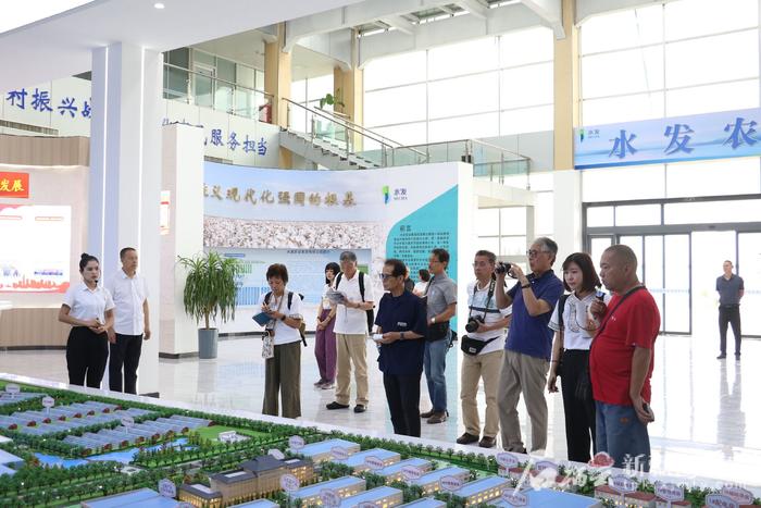 7月31日，代表团一行在新疆东鲁水控农业发展有限公司参观。喀什地区融媒体中心实习记者 李霖摄