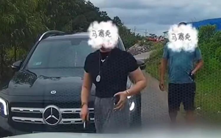 “亮证”女司机丈夫黎某 将面临何种处罚？