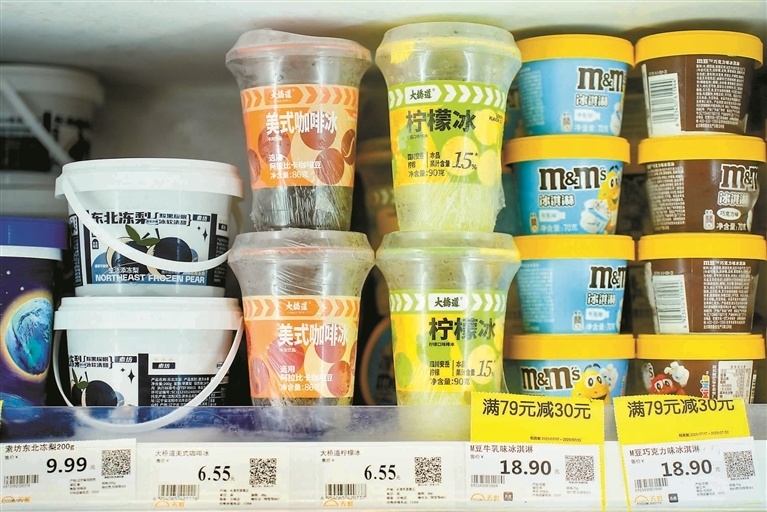 降温饮品销量大增 无糖低糖品类走俏 这届冰杯口味多 平价雪糕成首选