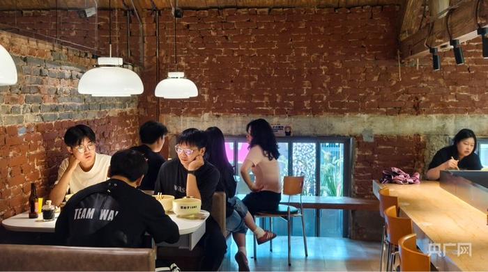 顾客在牛肉拉面店就餐（央广网记者 郝振青 摄）