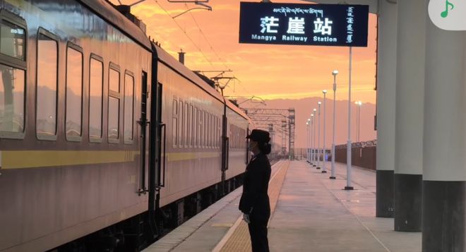茫崖：客货两旺促融合