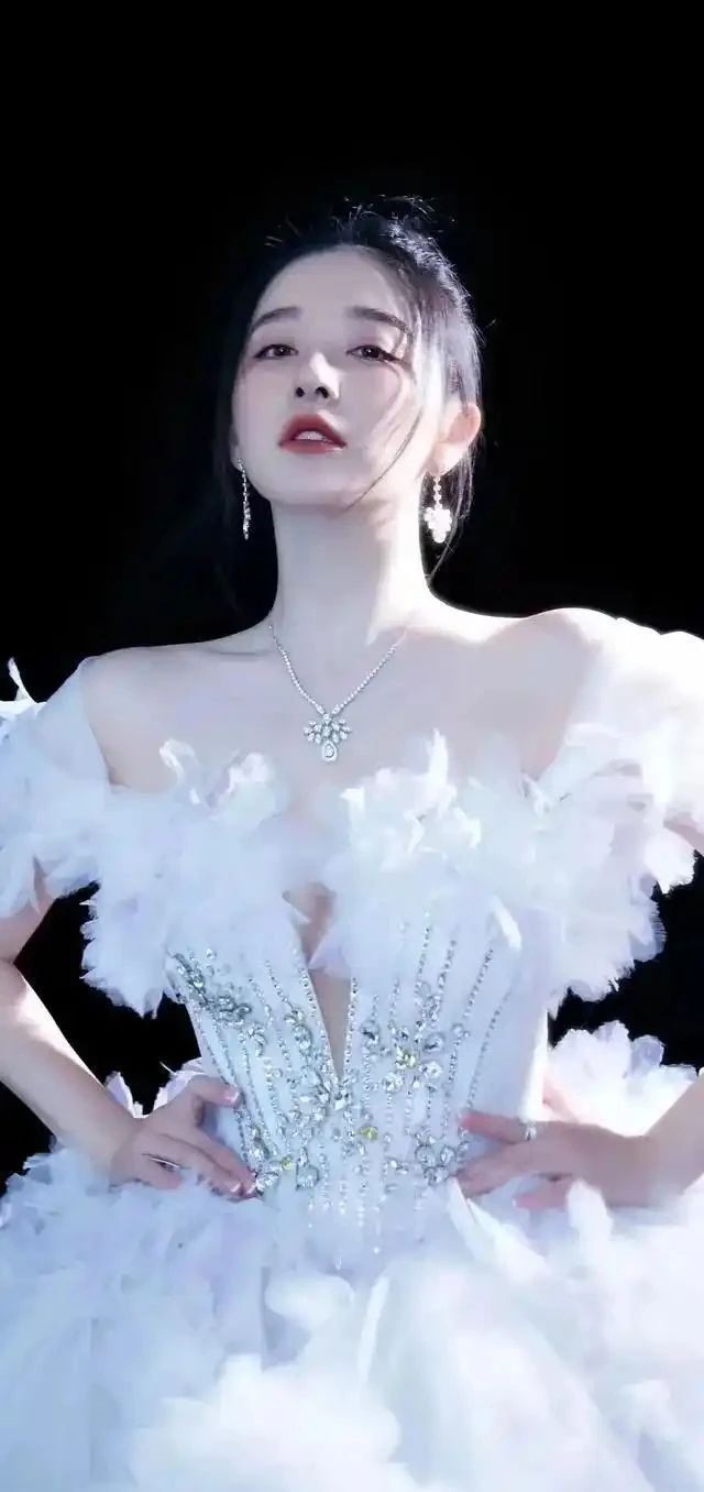 阚清子现身妇产医院，未婚夫陪同，她真的怀孕了吗？