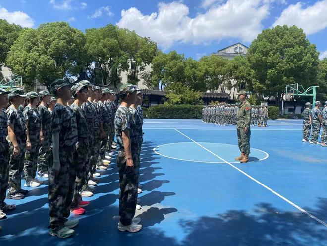 基干民兵助力新生上好“开学第一课”
