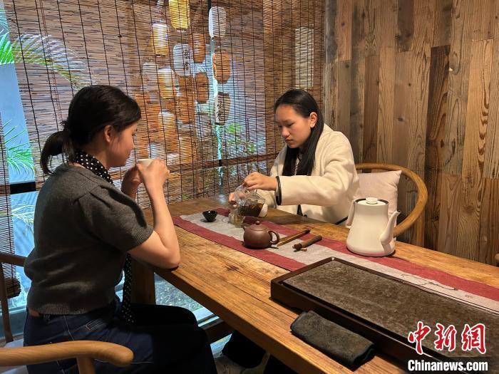 （神州写真）春茶争“鲜”上市 年轻人热衷品茗助推茶旅融合